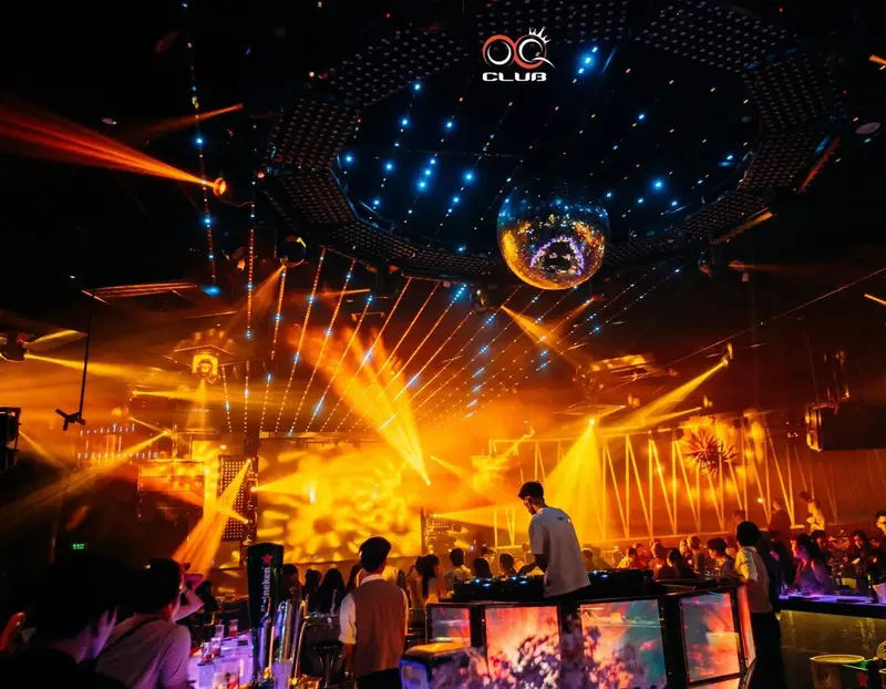 Vòm trần vàng cam và quả cầu disco tại OQ Club Đà Nẵng