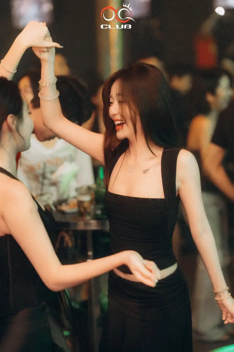 Khách nhảy trong không gian sàn OQ Club