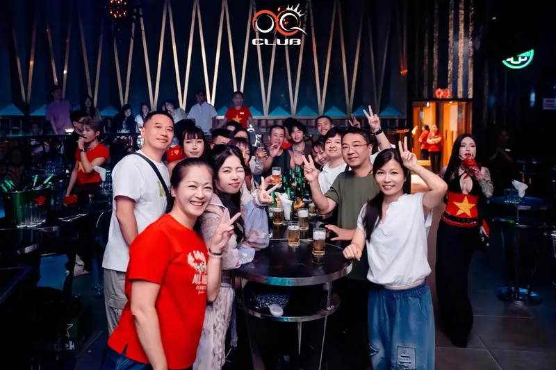 Nhóm khách tụ họp tại bàn OQ Club Đà Nẵng